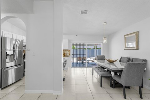 House in Homestead, Florida 3 bedrooms, 109.9 sq.m. № 1783883 - photo 7