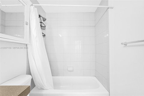 Condominio en venta en Miami, Florida, 1 dormitorio, 79.9 m2 № 2248823 - foto 14