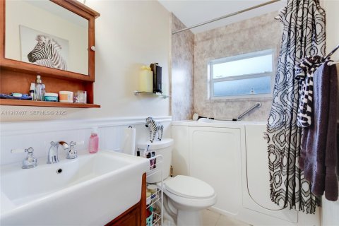 Casa en venta en Tamarac, Florida, 3 dormitorios, 177.54 m2 № 1983953 - foto 8