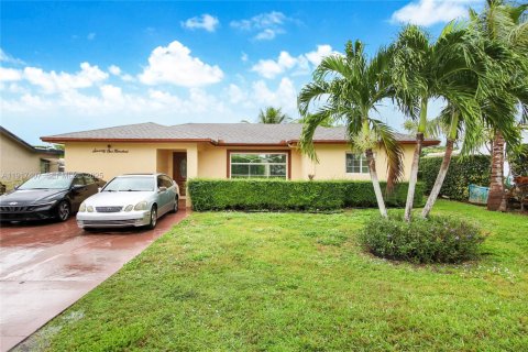 Casa en venta en Tamarac, Florida, 3 dormitorios, 177.54 m2 № 1983953 - foto 1
