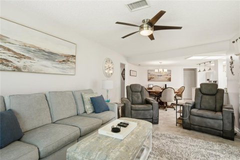 House in New Port Richey, Florida 3 bedrooms, 234.58 sq.m. № 2126659 - photo 21