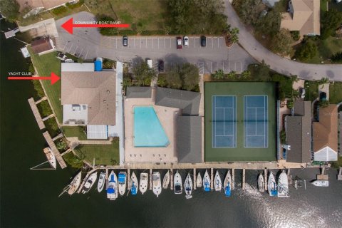 House in New Port Richey, Florida 3 bedrooms, 234.58 sq.m. № 2126659 - photo 10