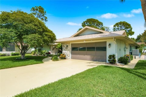 House in New Port Richey, Florida 3 bedrooms, 234.58 sq.m. № 2126659 - photo 3