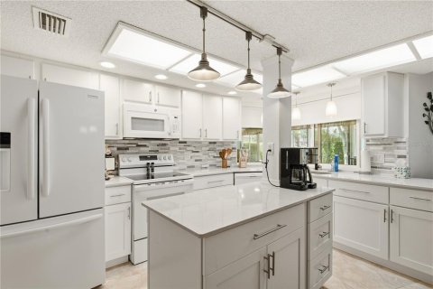 House in New Port Richey, Florida 3 bedrooms, 234.58 sq.m. № 2126659 - photo 25
