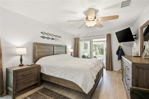House in New Port Richey, Florida 3 bedrooms, 234.58 sq.m. № 2126659 - photo 28