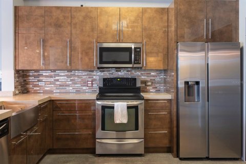 Condo in Orlando, Florida, 2 bedrooms № 2381370 - photo 4