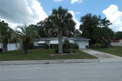 House in New Port Richey, Florida 2 bedrooms, 104.79 sq.m. № 2149294