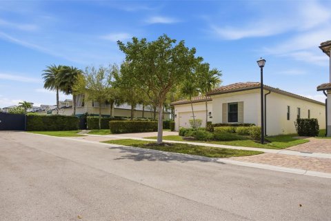 Villa ou maison à vendre à Pembroke Pines, Floride: 3 chambres, 195.47 m2 № 2048112 - photo 3