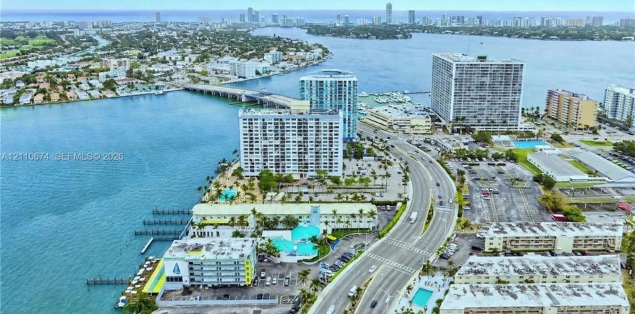 Condominio en North Bay Village, Florida, 2 dormitorios № 2431568