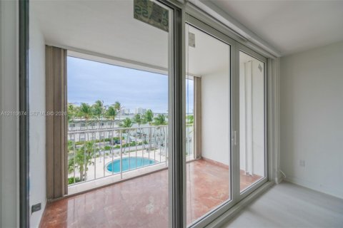 Condominio en venta en North Bay Village, Florida, 2 dormitorios, 125.98 m2 № 2431568 - foto 12