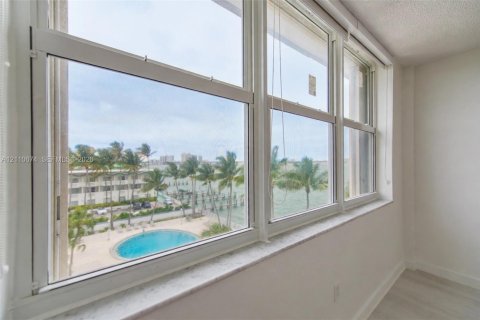 Condominio en venta en North Bay Village, Florida, 2 dormitorios, 125.98 m2 № 2431568 - foto 16