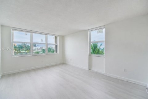 Condominio en venta en North Bay Village, Florida, 2 dormitorios, 125.98 m2 № 2431568 - foto 17