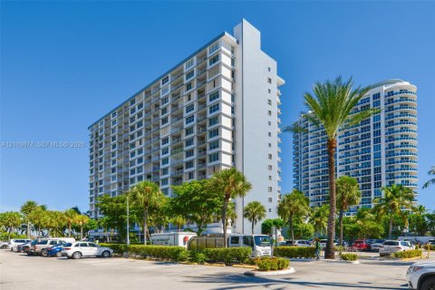 Condominio en venta en North Bay Village, Florida, 2 dormitorios, 125.98 m2 № 2431568 - foto 6