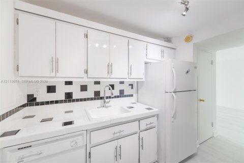 Condominio en venta en North Bay Village, Florida, 2 dormitorios, 125.98 m2 № 2431568 - foto 20