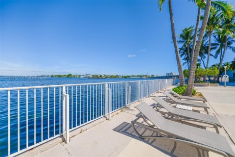 Condominio en venta en North Bay Village, Florida, 2 dormitorios, 125.98 m2 № 2431568 - foto 24