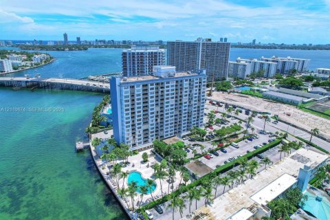 Condominio en venta en North Bay Village, Florida, 2 dormitorios, 125.98 m2 № 2431568 - foto 4