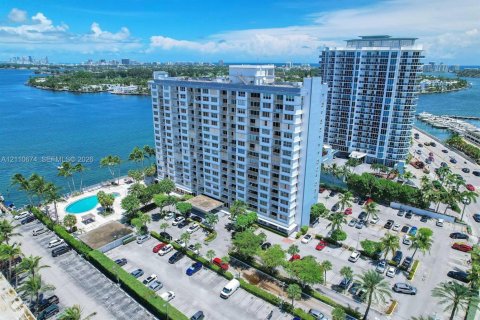 Condominio en venta en North Bay Village, Florida, 2 dormitorios, 125.98 m2 № 2431568 - foto 5
