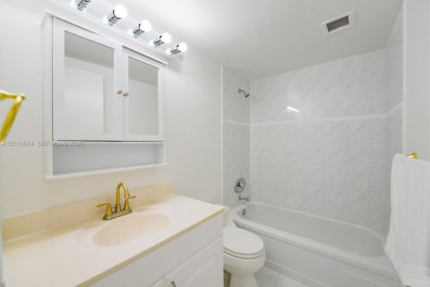 Condominio en venta en North Bay Village, Florida, 2 dormitorios, 125.98 m2 № 2431568 - foto 18