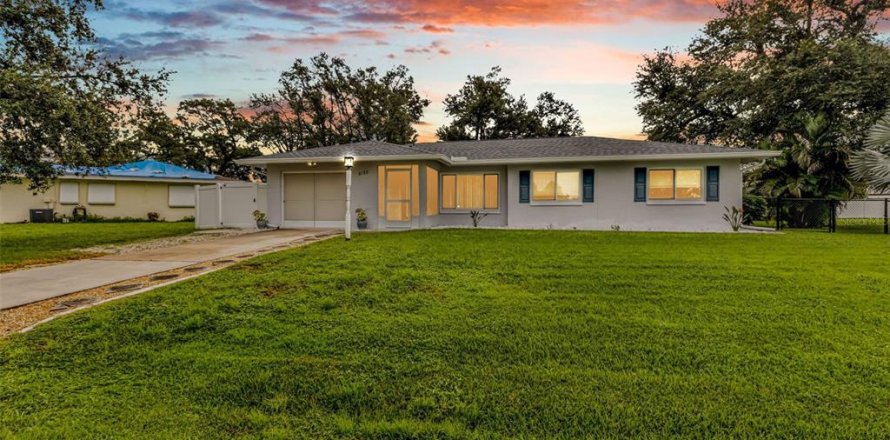 Casa en Port Charlotte, Florida 3 dormitorios, 117.06 m2 № 1900321