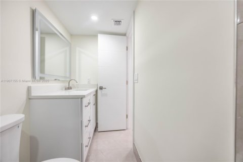 Condo in Deerfield Beach, Florida, 2 bedrooms  № 1968642 - photo 13