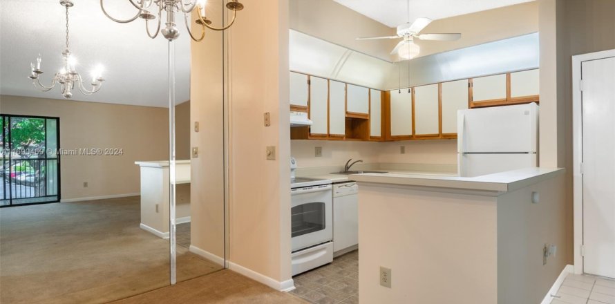 Condominio en Tamarac, Florida, 2 dormitorios № 1860659