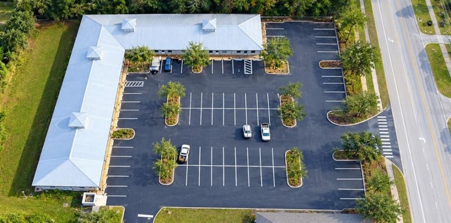 Immobilier commercial à Eustis, Floride 1425.59 m2 № 2381381