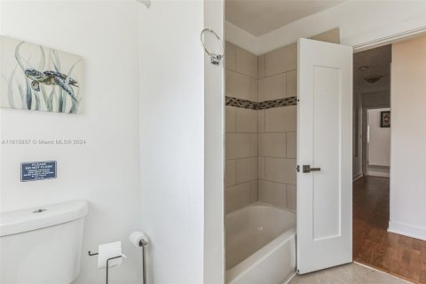 Casa en venta en Hollywood, Florida, 4 dormitorios, 224.92 m2 № 1862642 - foto 16