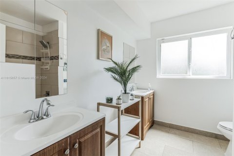 Casa en venta en Hollywood, Florida, 4 dormitorios, 224.92 m2 № 1862642 - foto 15