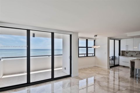 Condo in Miami Beach, Florida, 2 bedrooms  № 1888931 - photo 16