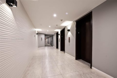 Condo in Miami Beach, Florida, 2 bedrooms  № 1888931 - photo 22