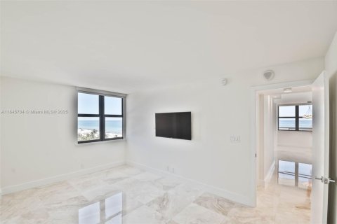 Condo in Miami Beach, Florida, 2 bedrooms  № 1888931 - photo 12
