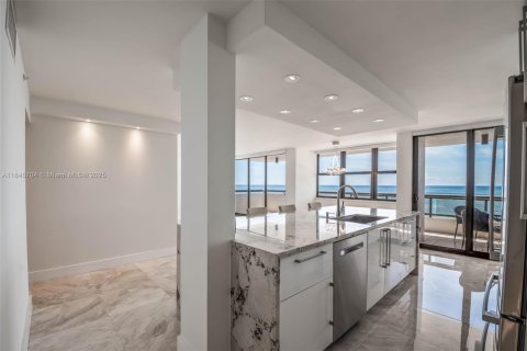 Condo in Miami Beach, Florida, 2 bedrooms  № 1888931 - photo 10