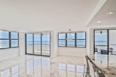 Condo in Miami Beach, Florida, 2 bedrooms  № 1888931 - photo 1