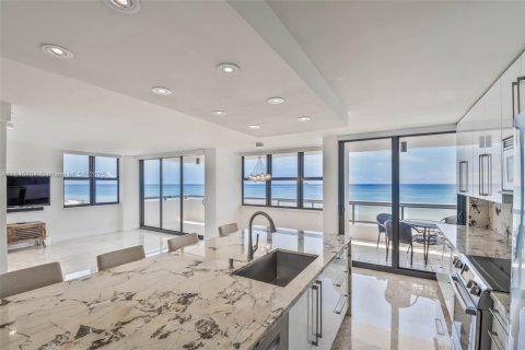 Condo in Miami Beach, Florida, 2 bedrooms  № 1888931 - photo 2