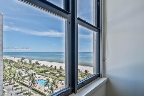 Condo in Miami Beach, Florida, 2 bedrooms  № 1888931 - photo 13