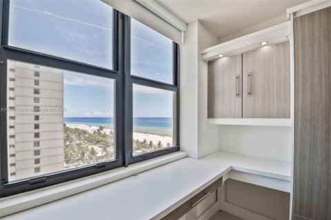 Condo in Miami Beach, Florida, 2 bedrooms  № 1888931 - photo 21