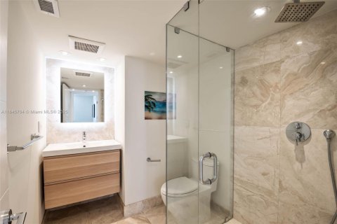 Condo in Miami Beach, Florida, 2 bedrooms  № 1888931 - photo 11