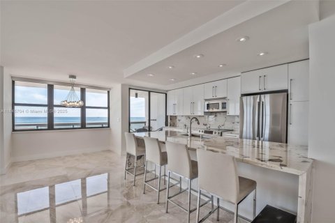 Condo in Miami Beach, Florida, 2 bedrooms  № 1888931 - photo 4