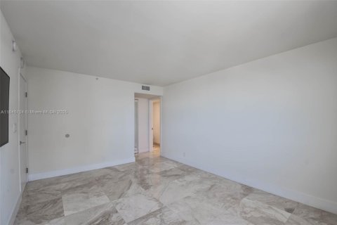 Condo in Miami Beach, Florida, 2 bedrooms  № 1888931 - photo 20