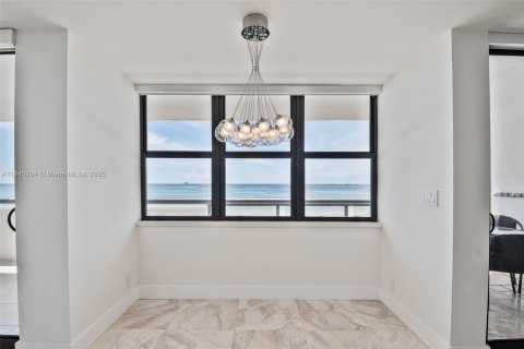 Condo in Miami Beach, Florida, 2 bedrooms  № 1888931 - photo 18
