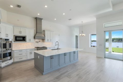 House in Naples, Florida 4 bedrooms, 413.97 sq.m. № 1849925 - photo 9