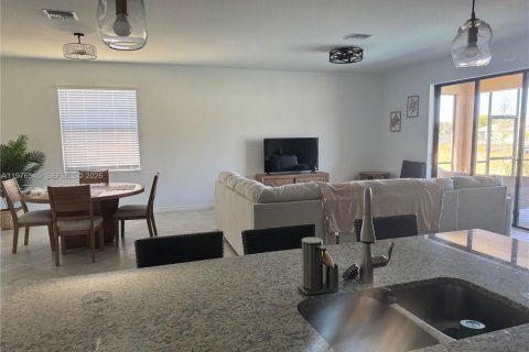 House in Fort Myers, Florida 4 bedrooms, 194.35 sq.m. № 2040495 - photo 3