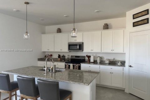 House in Fort Myers, Florida 4 bedrooms, 194.35 sq.m. № 2040495