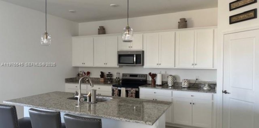 House in Fort Myers, Florida 4 bedrooms, 194.35 sq.m. № 2040495