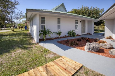 Commercial property in Lake Placid, Florida 167.97 sq.m. № 2058038