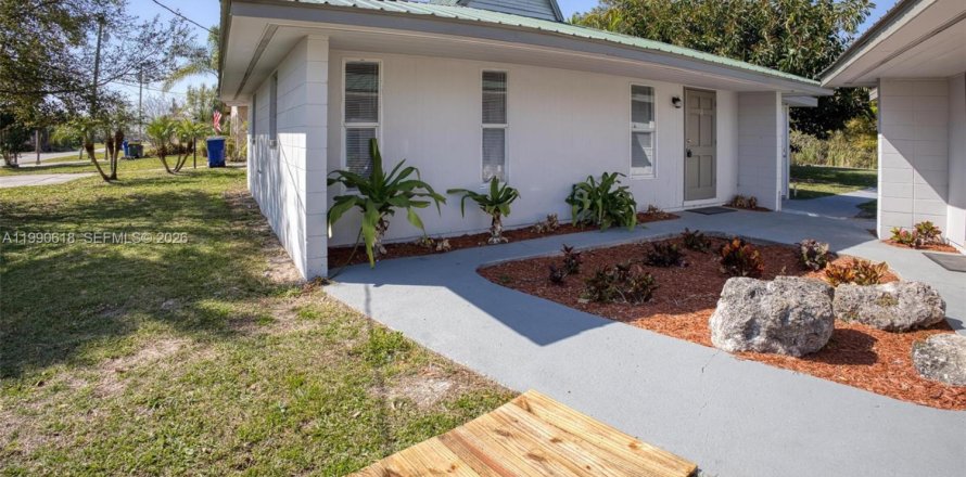 Commercial property in Lake Placid, Florida 167.97 sq.m. № 2058038