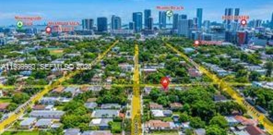 Commercial property in Miami, Florida № 1996081
