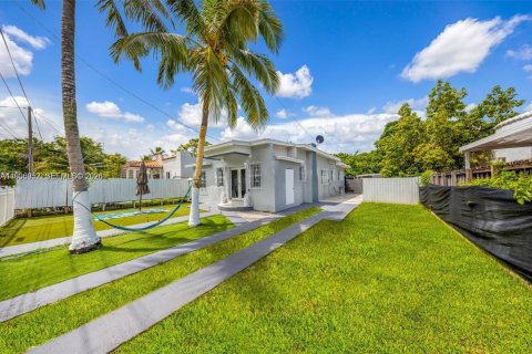 Commercial property in Miami, Florida № 1996081 - photo 4