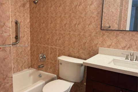 Снять в аренду таунхаус в Майами, Флорида 4 спальни, 150.5м2, № 2029776 - фото 6