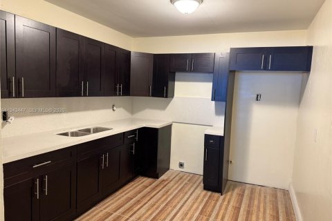 Adosado en alquiler en Miami, Florida, 4 dormitorios, 150.5 m2 № 2029776 - foto 2